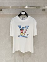 市场有仿版认准工艺和面料 25Ss驴家纯棉最新面料 最高版本 胸前Lv撞色重工刺绣工艺经典标识图案Logo时尚简约潮流短袖，最顶级的品质专柜原单短袖，顶级制作工