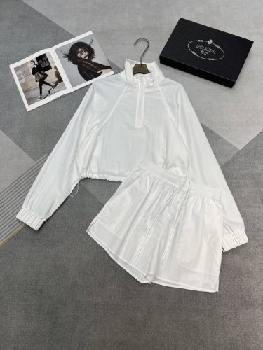 高品质Alo 大爆款网球系列 超好看的温网风套装 元版购入定制 这款衣服的面料很轻薄柔软 带点皱皱的感觉 速干运动款 定制五金拉链带刻字 宽松设计 下摆抽绳 想