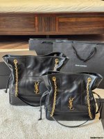 顶级原单 羊皮 Ysl 25 新款Jamie 4.3 Pochon 这个款式热度很高，黑金配色高级，包型时尚，容量足够，万物可装，坚版包型上身修长身形，自带慵懒