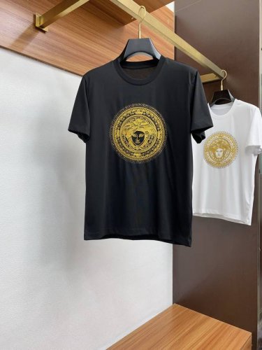 范思哲 2025春夏新款首发专柜最新款短袖圆领T恤 高端订制 设计前卫时尚！品牌Logo重工艺设计 高端定制丝光棉面料.手感柔软.穿着舒适.专柜级别精致车线.做
