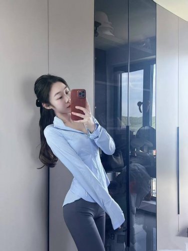 浅蓝色- --Lululemon防晒衣修身款夏季出游必备，6色皮肤衣 Lulu真的太懂女生，穿上简单而又不失精致的感觉这不就来了我当防晒来穿，可以搭配一切有点暴