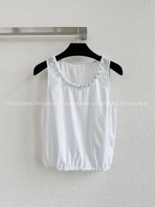 爆款现货 细格纹双C字母暗纹印花 珍珠圆领背心 定制Yb进口丝绵材质，舒适细腻，贴肤通透感超赞。通体的细格纹双C暗字母纹提花定位裁，整件包缝设计不露毛边。 领口