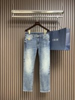 P300Burberry 2025Fw 新款早春男士牛仔裤，原版五金、辅料、洗水标，进口丹宁牛仔棉布料，牛皮品牌Logo皮牌，经由传统织布机纺就而成，缔造出极具