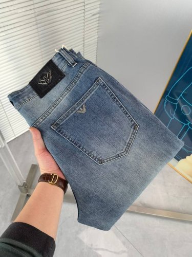 阿玛尼 2670春夏新品 专柜有售 实体店极品牛仔裤专柜原版1:1好货，适合各个年龄段。市场最高版本的欧洲进口面料。舒适柔软亲肤，上身效果超级棒时尚百搭，笔挺有