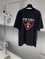 prad 2025新款立体硅胶T恤 三角元素图案 唤醒新意 十足的高级感 双层螺纹领口 肩部通肩压条 280G纯棉面料 男女同款 码数：S-Xxl S码衣长73