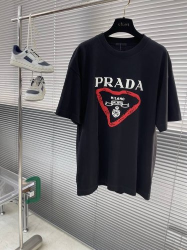 prad 2025新款立体硅胶T恤 三角元素图案 唤醒新意 十足的高级感 双层螺纹领口 肩部通肩压条 280G纯棉面料 男女同款 码数：S-Xxl S码衣长73