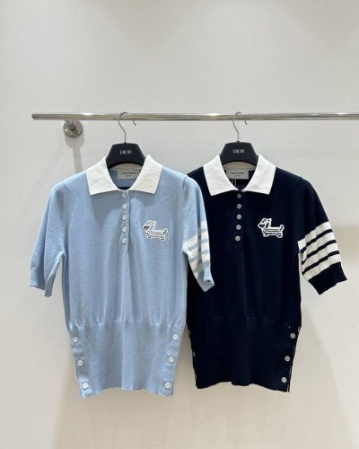 上新 Tb撞色翻领小狗刺绣针织上衣 色彩鲜明 小狗图案精致可爱 翻领设计时尚大方 针织面料柔软舒适 快来选购