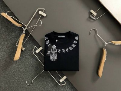 Ch*合身版型S-Xl 25早春最新重工十字梵文刺绣金属配件打造前后幅对应Logo 融合高工艺重磅短袖，高端品质专柜原单圆领援助，顶级制作工艺进口面料，专柜款独