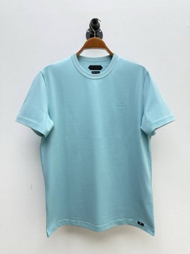 tf 徽标装饰圆领T恤 代工厂p出品 春夏系列 胸口饰有品牌经典贴饰 用极简线条重现品牌形象 避免了传统Logo的张扬 是对 现在极简主义 的响应 下摆处的Tf