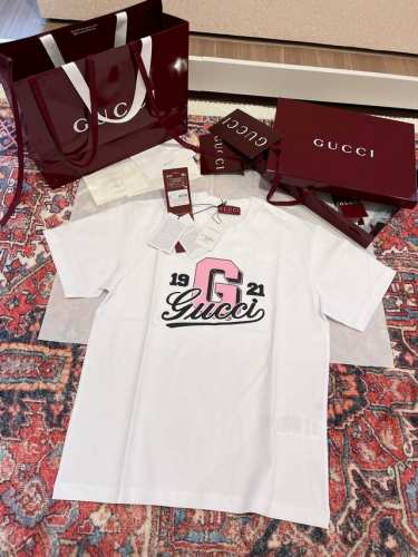 上新！你永远都可以相信Gucc* 甭管啥款 件件都是心头好！这件25新春Tee 属于“齁甜”那一挂的！粉粉的 超甜超减龄！！很耐品 一眼就认准的款！ 它是100