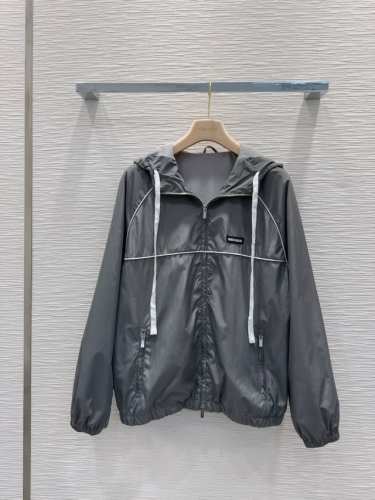 Miu Mi* 2025Ss新款 结合风衣与防晒衣的碰撞设计 超轻薄面料 特殊材质有肌理感 每个小细节都非常注重 恰到好处的高级感 立体剪裁 让成衣上身更为精致