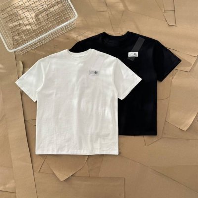 maison Margiela 马吉拉 胸口贴标纯色印花短袖 882 面料采用280G双纱爽滑棉，双纱的质感加上爽滑手感，面料整体重磅舒适，细节还原原版一比一