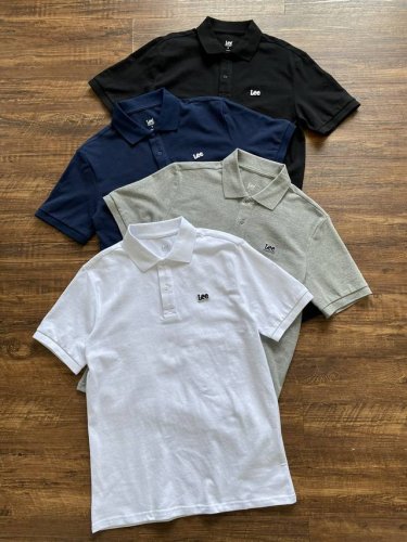 Lee 2025新款基础款polo衫！高级感与舒适度兼具的衣橱王炸单品！ 立体剪裁：微宽松版型藏肉显瘦，肩线自然贴合，显瘦不挑人！都能穿出挺拔身姿！ 经典翻领+
