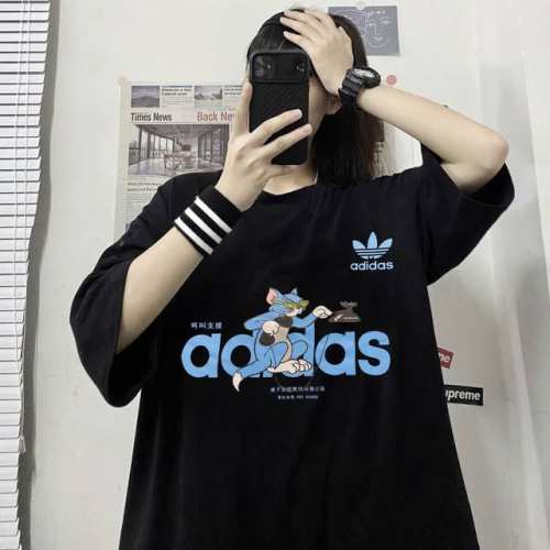 上新 经典卡通汤姆猫和Adidas阿迪达斯三叶草联名款 元素碰撞 超级吸睛 Adidas 阿迪达斯三叶草情侣款圆领短袖T恤 全部采用上等原料 质感好颜色鲜明 这