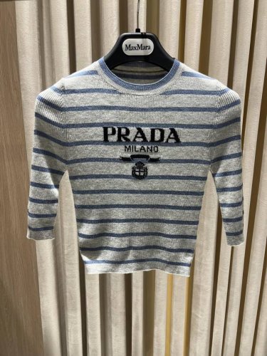 代购版Pra 经典款 精纺羊毛条纹短款圆领针织衫 Fine Wool Striped Cropped Crewneck Knit Top 以其标志性的海军蓝条纹
