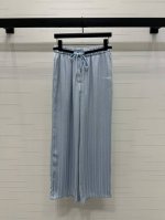 上新原单高端品质 Chane* 2025春夏最新系列 竖条纹松紧阔腿长裤 定制丝绵缎面材质 质感光泽 冰爽丝滑 饰以条纹肌理 松弛时髦腰间作松紧调节 剪裁垂顺利