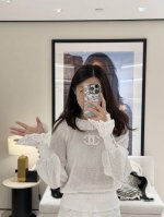 Chane* 25Ss早春新款 荷叶领镂空喇叭袖针织上衣丨独家Yb开发！高版出品！荷叶领喇叭袖设计 蕾丝拼接甜美减龄 胸前立体双C图案点缀 镂空编织纹理 慵懒精