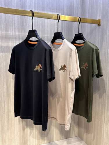 爱马家 2025春夏最新马具贴皮徽标男士圆领T恤衫，传统大众的基础款型，不挑人穿，胸前极具代表性的马头马蹄图案，采用高端重工的激光贴皮绣工艺 采用进口水洗小羊皮