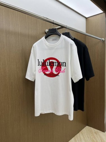 新款 Lulu 2540Fw春夏新品圆领打底外穿T恤，立体感Logo微廓形半袖活性纯棉打底T恤，棉，手感面糯有骨感，柔而有韧性。工艺处理，韧性和抗皱性能得到大幅
