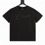 louis Vuitton 路易威登 铆钉绣花圆领短袖 vic限定款6,800购入 菲董联名系列 采用230G32S双纱纯棉面料 胸前呈现饰钉和3D花卉刺绣 四
