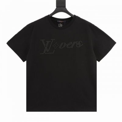 louis Vuitton 路易威登 铆钉绣花圆领短袖 vic限定款6,800购入 菲董联名系列 采用230G32S双纱纯棉面料 胸前呈现饰钉和3D花卉刺绣 四