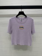 上新原单高端品质 Chane* 2025春夏最新系列！刺绣徽标针织短袖！定制针织织造 定色定染 完美还原品相 柔软亲肤 舒适有型 通体镂空钩花搭配胸前字母徽标刺