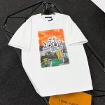 louis Vuitton路易威登 25款高版本 面料采用300克高密度纯棉 不变形 不缩水 三标齐全 男女同款 工艺： 数码印花.对版烫钻 颜色：白色 黑色