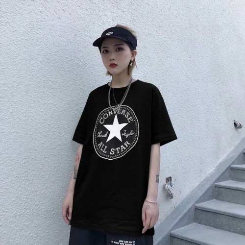 标志Logo，化繁为简！Converse 匡威短袖T恤，简单、个性、品牌辨识度高，基础调的圆领款，保留全棉的舒适度，同时单股丝光让布面更加细腻耐穿，后期的处理让