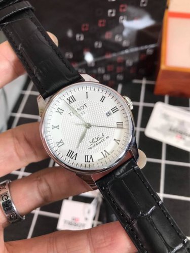 上新 品牌：Tissot天梭，一直畅销的爆款，致敬经典，力洛克系列全自动明珠机械机芯，大三针指示读时，三点位日历显示功能，小牛皮表带搭配蝴蝶扣！商务休闲腕表，让
