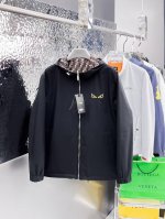 芬迪 2025春季新款夹克外套 秀场新品品相非常完美 双面穿舒适保暖 三标齐全色泽饱满诱人 非常出彩的设计 轻松将时髦感进阶 做工极为考究严谨 走线工整细致 大