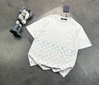 潮牌 路易威登镶钻设计情侣款短袖T恤！ 240G双纱潮牌专用棉，纹理清晰，质感满满，同缸定染1×1无色差精密纯棉螺纹，层搭叠穿，自留好货，强烈推荐~所有的辅料