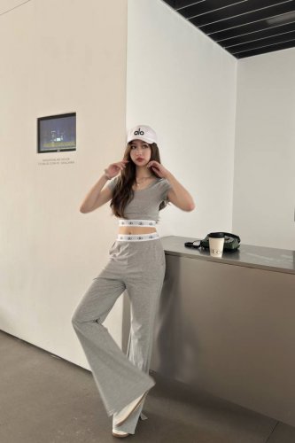 款号D25042957 Aloyoga新款 字母Logo织带拼接瑜伽服运动套装！薄棉弹力修身U领短款上衣高腰显瘦直筒侧开叉阔腿休闲裤！黑色、灰色、 M码：肩宽3