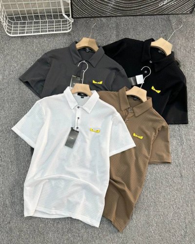 Fendi 芬迪猫眼免烫抗皱暗格纹休闲男士体恤短袖polo衫！舒适丝滑，光泽细腻，富有深浅不一的暗纹纹理面料，制作出来款式如此轻简儒雅饱含现代微商务的门襟短袖p