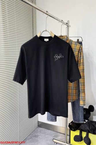 L377 Gu古驰 新款字母印花双层重工短袖T桖 字母图案不管是T桖还是卫衣都是每年的爆款单品 前幅大面积印花采用大康丽数码印花机直喷 成本极高 经过多次的调试