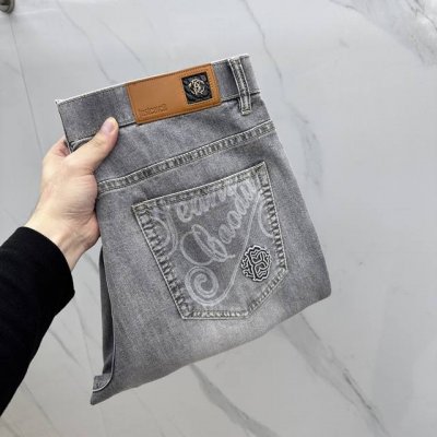 卡瓦利 高端定制、2025早春薄款最新款牛仔裤 柜台同步发售 小直筒版型，进口固色面料 原版定制复刻 客供五金辅料 原单品质 重工洗水 做工走线精细 上身绝佳！