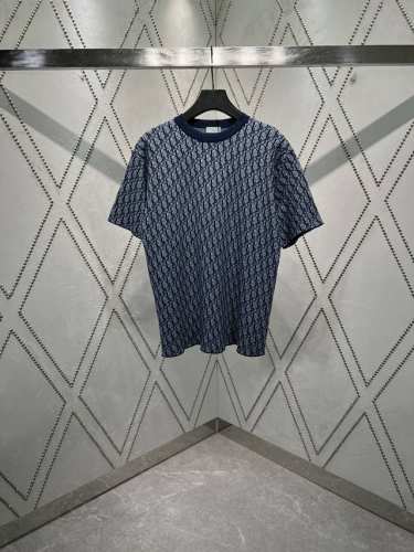 迪奥 25Ss新款 T 恤是二零二五秋季男装系列新品 饰以经典的 Oblique 印花 采用蓝色棉质面料精心制作 通体饰以对比鲜明的 Oblique 印花 宽松