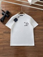 Lv 2025春夏 最新款短袖T恤，原标 定制面料，手感柔软，穿着舒适，做工精细.上身效果无敌帅气， 码数 S-2Xl
