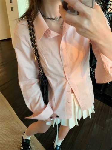 蔷薇粉温柔气质通勤Ol直筒衬衫 轻盈的呼吸感瞬间横扫常规村衫的呆板无趣 宽松的廓形 具有强大的包容度 简约的翻领设计气质率性恣意，还能修饰各种脸型 轻柔的粉色融