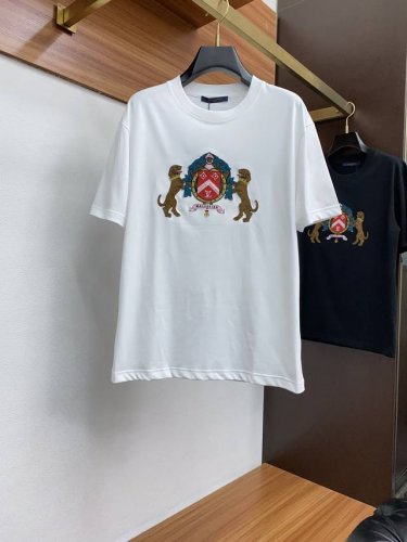 lv 路易威登 M-3Xl 阔版 Ss新工艺Logo高品质纯棉质阔版圆领男士短袖T恤，新季新推系列将标识巧妙融入设计，塑就一系列充满复古风情的运动风单品。在这款