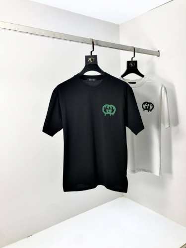 Gucci。穿200斤。宽松版 顶级货品2025春夏新款首发专柜最新款短袖圆领T恤 高端订制 设计前卫时尚！品牌Logo重工艺设计 高端定制天丝面料.手感柔软.