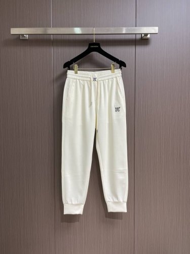 moncler 2025Ss春夏新款休闲裤！前后Logo图案刺绣设计！定制专属纯棉面料剪裁！上身舒适透气，不僵硬，整体有着丰富的立体感，满足通勤人们对于着装的简