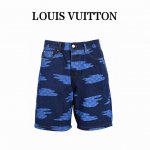 louisvuittonlv 蓝迷彩牛仔短裤 采用480G水洗深蓝色牛仔布制成，全身迷彩有1Vblason图案，采用精致的特殊工艺处理，流行色彩从浅绿色渐变为黑