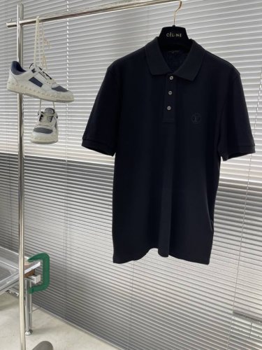 驴牌 胸前经典Logo字母Lv刺绣标识polo衫。这款采用珠地面料制作而成，珍珠贝壳纽扣刻有1V独家英文字母，面料贴肤舒适、耐看又好穿，时尚又个性 超级百搭好看