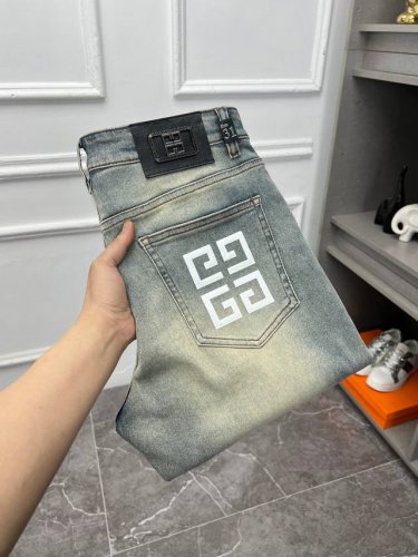 纪梵希 新款来袭2670新春爆款新品 专柜有售 实体店极品牛仔裤专柜原版1:1好货，适合各个年龄段。市场最高版本的欧洲进口面料。舒适柔软亲肤，上身效果超级棒时尚