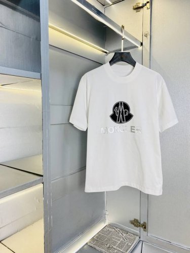 穿210斤 胖子福音 情侣装蒙口Moncler 原单品质 2025最新款 男装短袖T恤 精选专柜订制顶级丝光棉进口面料 所有细节做工完美1比1复刻 还原正品百分