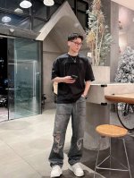p210 Cd 25Ss经典圆领短袖T恤，选用330克双纱平织棉面料打造，螺纹针织领口。胸前，后领采用植绒印花工艺，男女同款 码数：S-2Xl 颜色：黑，白两色