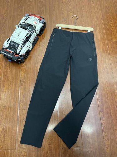 Descente 迪桑特2025年户外男士速干挺阔版型梭织运动长裤 户外速干机能裤，户外登山徒步休闲长裤胶印印花！徒步系列采用高密度登山布面料，非常结实具备良好