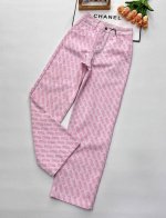 Miumiu提花满印牛仔长裤-樱花粉，采用提花横丝彩色布料，满印字母 定制五金，各种身材都能轻松驾驭的时髦神裤，高腰设计上身完美修饰S型，满身Logo印花装饰，