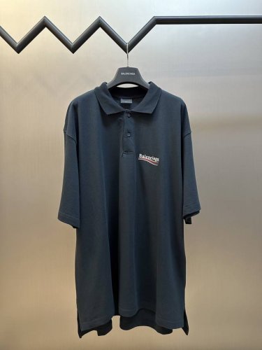 可乐海浪刺绣 D polo衫 面料采用精梳棉大眼珠地平纹布 前后幅采用进口田岛精密刺绣 采用纸样定位裁印花满幅刺绣图案字母 配套树脂圆边扣子 Oversize版