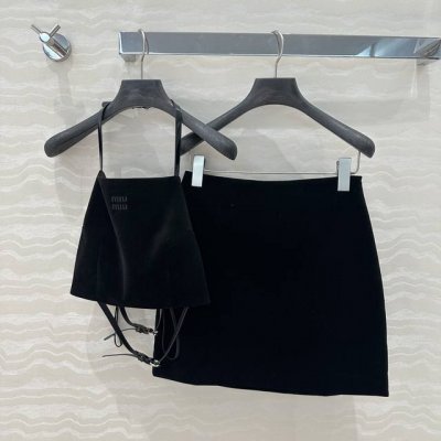 独家首发爆单推荐，Miu系少女时髦辣妹套装！进口丝绒抹胸小背心搭配高腰半裙！白富美必入秋冬内搭神器！斩男又斩女！叠搭天菜气质抹胸露背设计，韩系少女可爱千金风！定